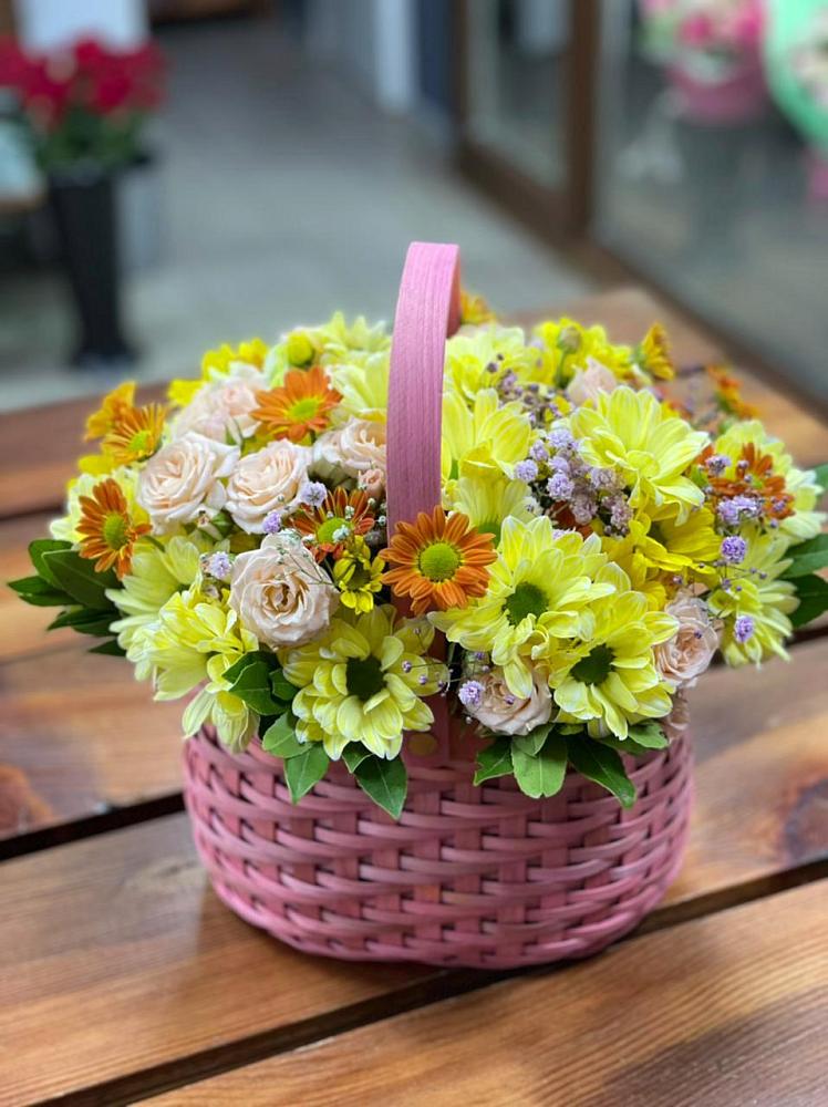 Цветочная композиция из Хризантемы и Розы в корзине в Мелеузе